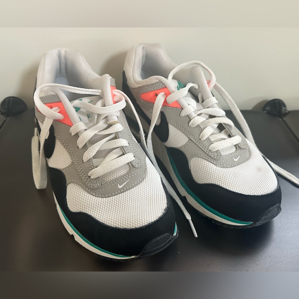 Nike Air Max women’s 8